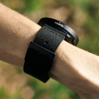 Suunto 22 mm Urban 5 Mikrofaserarmband, All Black, M