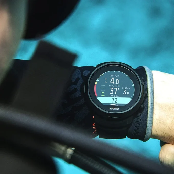 Suunto D5 All Black Tauchcomputer mit Farbdisplay und austauschbarem