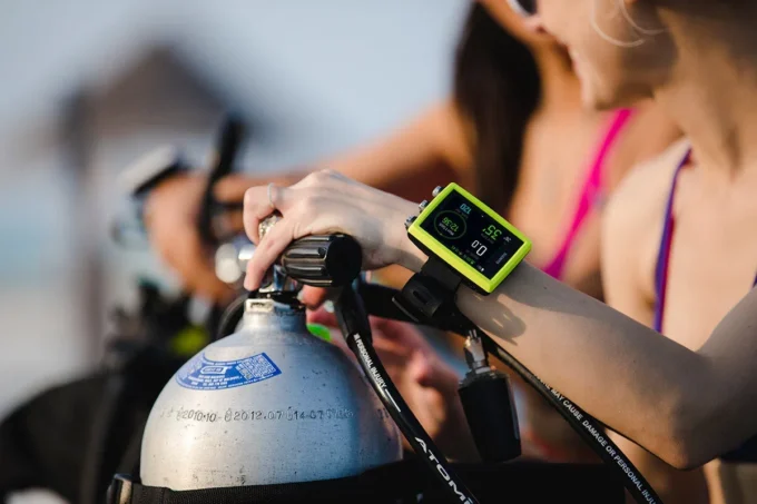 Suunto EON Core Lime Tauchcomputer mit Farbdisplay und großen Ziffern