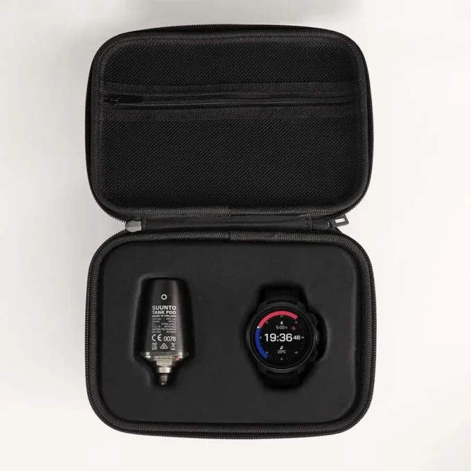 Suunto Ocean ganz in All Black und Suunto Tank Pod mit Hartschalenetui Suunto Ocean ganz in All Black und Suunto Tank Pod mit Hartschalenetui