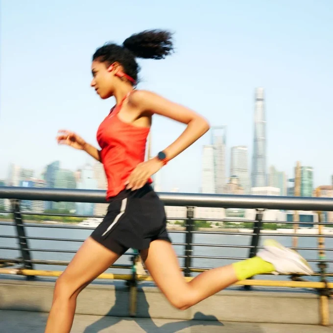 Suunto Run in Korallenorange mit Silikonarmband
